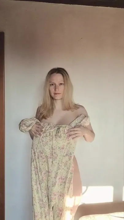 Mírame probarme este hermoso vestido