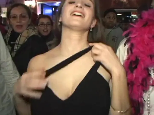 Chica fiestera mostrando públicamente