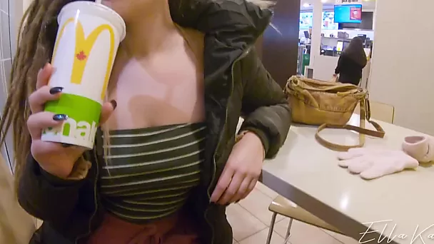 Le sexe public clignotant et risqué de Mcdonald - presque éclaté !!!