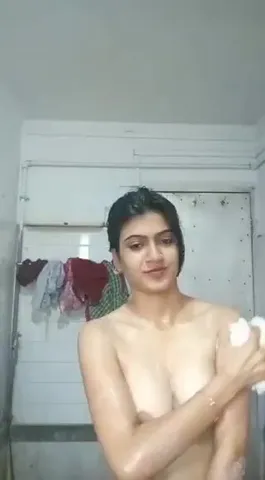 Indische Süße nimmt ein Bad