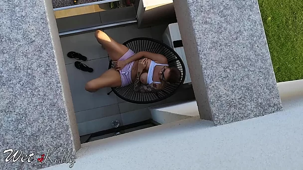 Ho beccato la mia ragazza della porta accanto a masturbarsi sul suo balcone