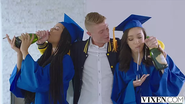 Trio de Graduação VIXEN com Black Babes Scarlett Bloom e Kira Noir