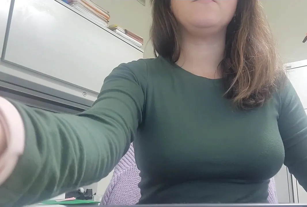 ¡Nuevo trabajo de oficina significa que ahora puedo hacer videos como estos para ti detrás de mi escritorio!