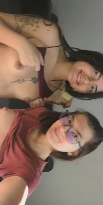 Duas das minhas pessoas favoritas sendo fofas para você.Ah, aquele beijinho no final <3