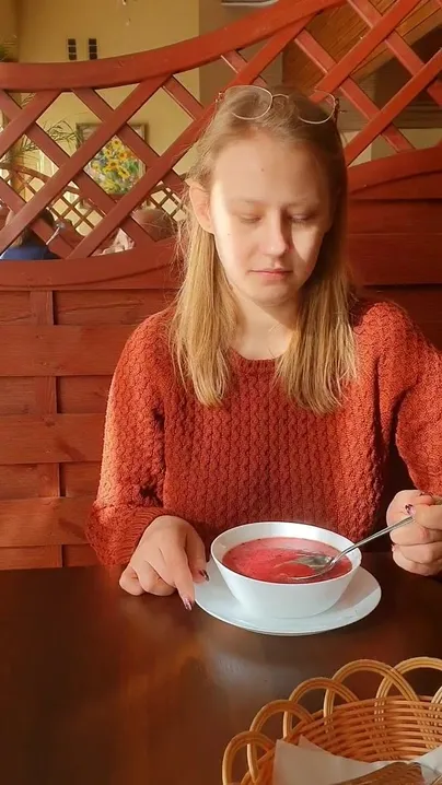 Wenn ich die traditionelle polnische Suppe Borschtsch esse und es mir schmeckt, wie in diesem Restaurant, überkommt mich etwas und ich muss meine Brüste zeigen.Heh