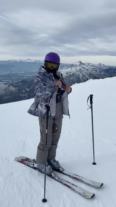 À tous les travailleurs acharnés sur les pistes de ski, qui doivent être dehors dans le froid toute la journée, j'espère que cela vous réchauffera