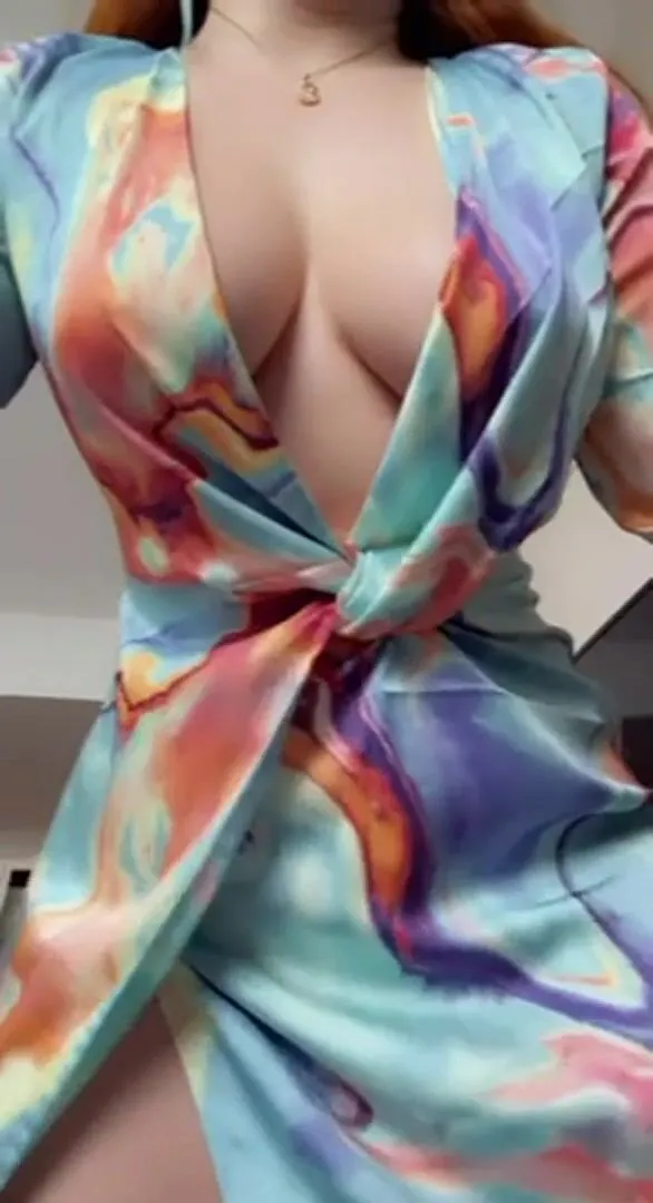 Seien wir ehrlich, meine Titten sehen toll aus in diesem Kleid, aber sie würden besser mit Sperma bedeckt aussehen