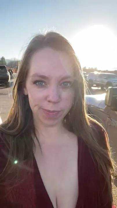 Vous ne savez jamais ce que vous ratez lorsqu'une milf fringante se trouve dans un parking bondé !