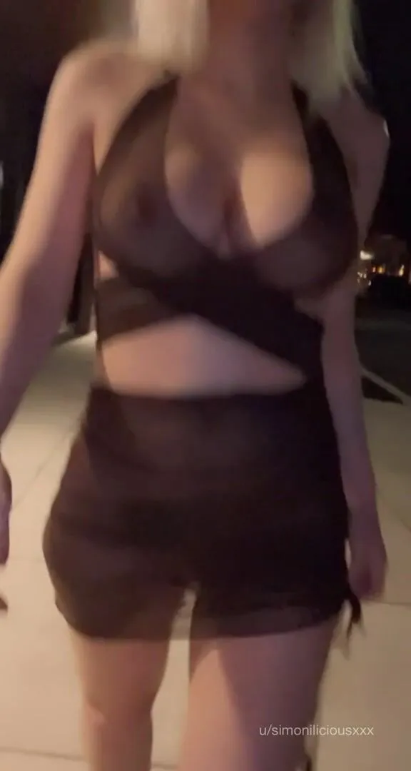 Camino a cenar con este vestido apenas transparente