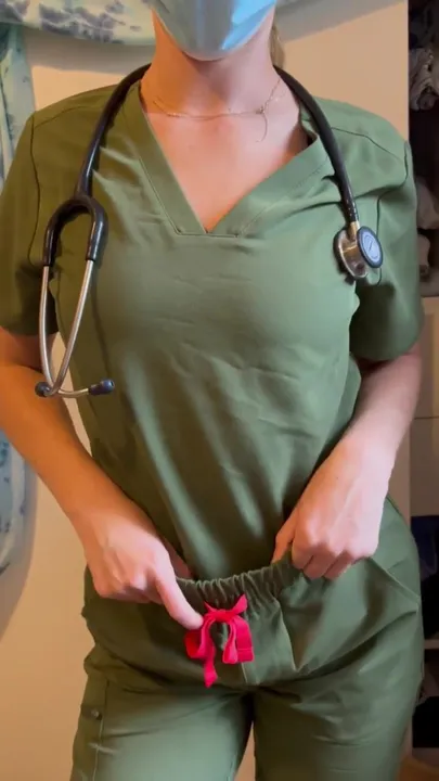 Dicker Krankenschwesterhintern mit schwarzem Spitzenstring unter meinem OP-Kittel
