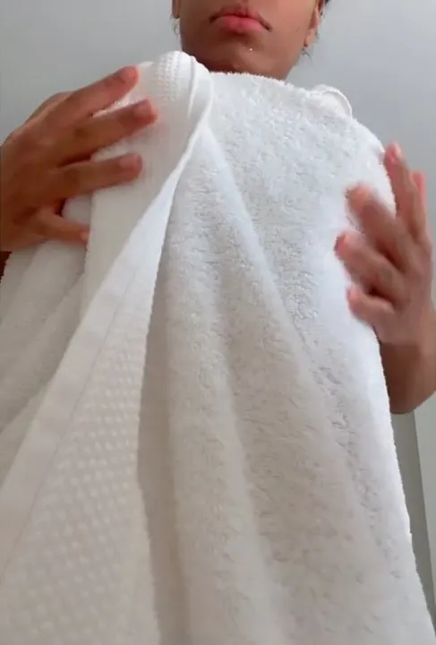 парни никогда не ожидали, что мои сиськи будут выглядеть вот так под полотенцем