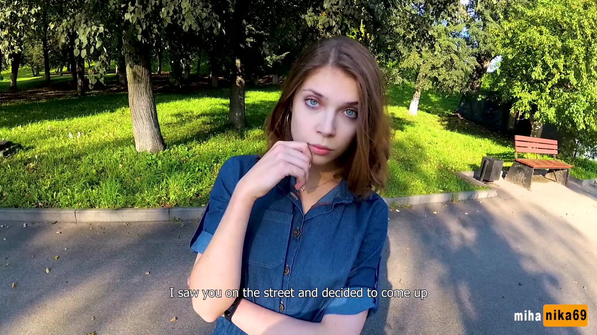 Öffentliche POV-Aufnahme eines naiven russischen Mädchens