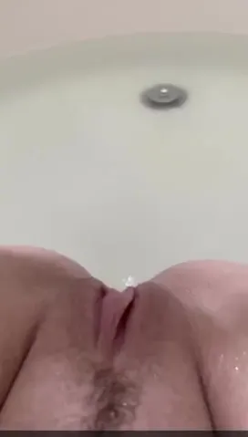 Tiffany Watson pissing on her toes in the bath