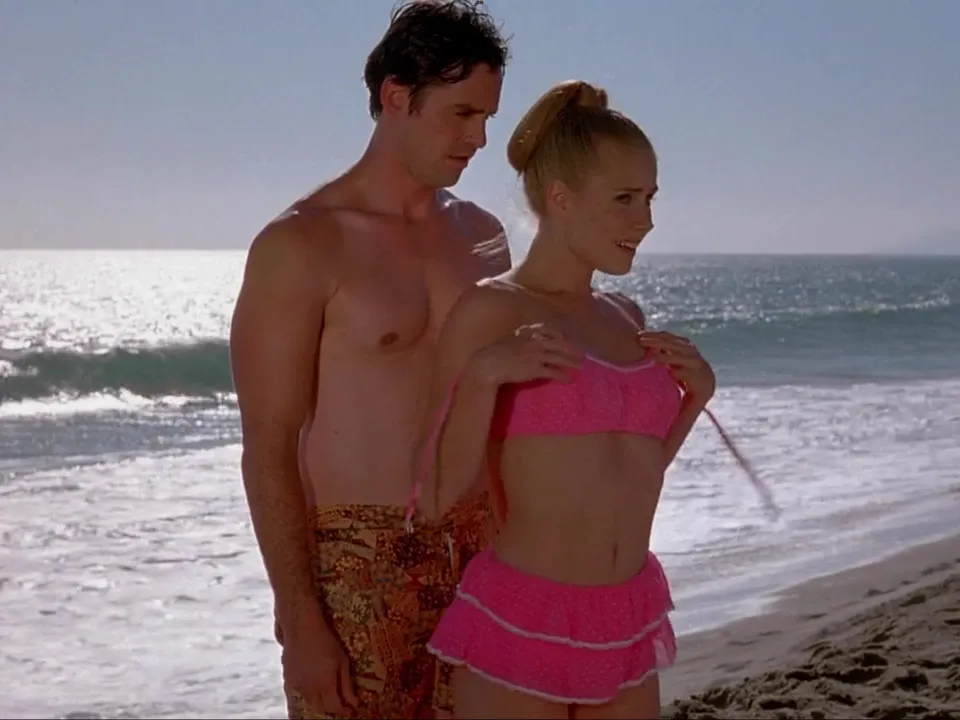 Amy Adams perdendo sua trama de biquíni em 'Psycho Beach Party'