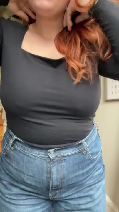 Une femme excitée partage ses seins sur reddit