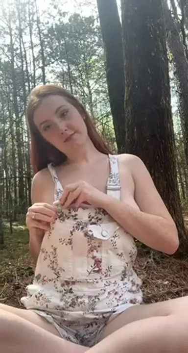 ¿Quién no quiere follar con una pelirroja en el bosque?