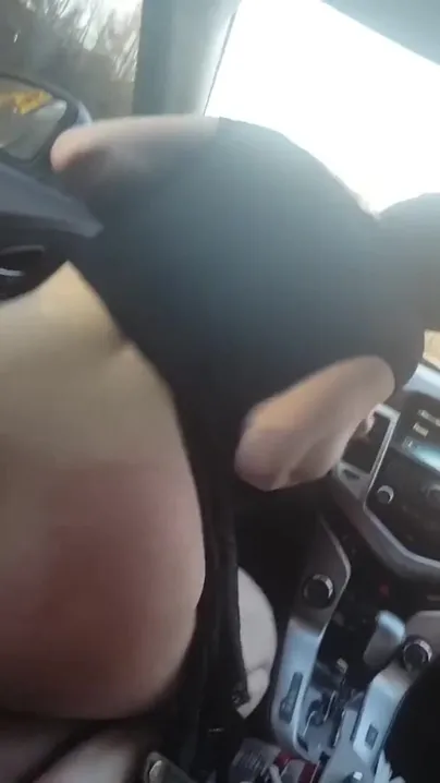 Paja de pelo corto follando BBC en el coche