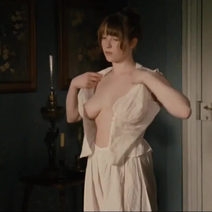 Iliana Zabeth tirando a roupa para a trama de 'L'Apollonide'