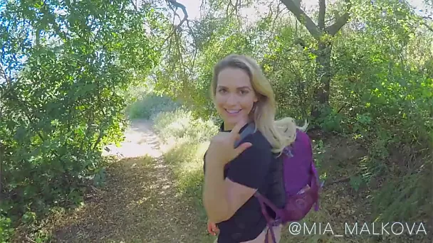 Mia Malkova fait de la randonnée et suce une énorme bite dans la nature