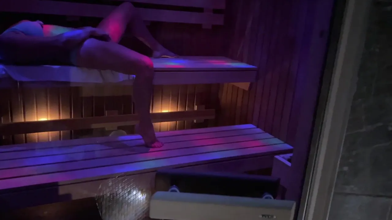 Saunas me deixam com tesão! Eu tive que esfregar uma no spa do hotel!