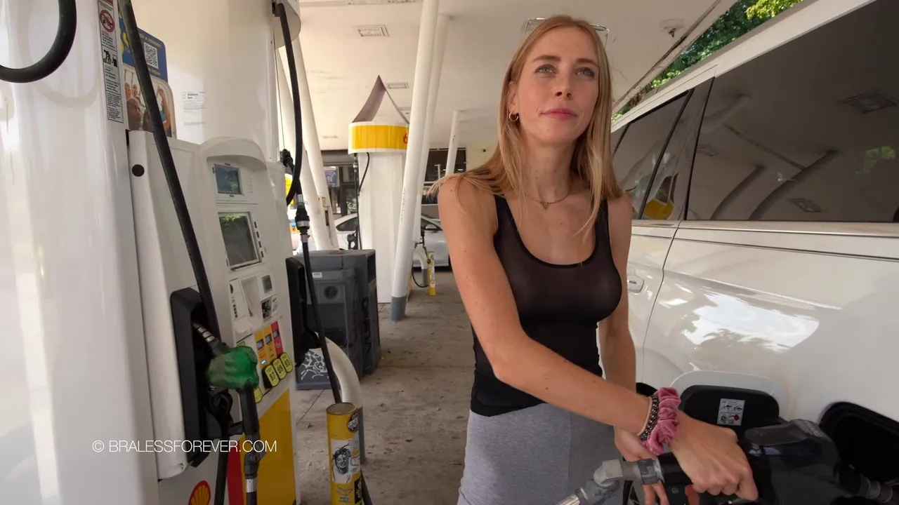 Shan mostrando os peitos no posto de gasolina