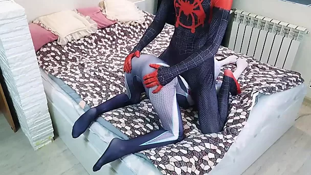 Peter Parker atira sua teia na boca de Gwen Stacy