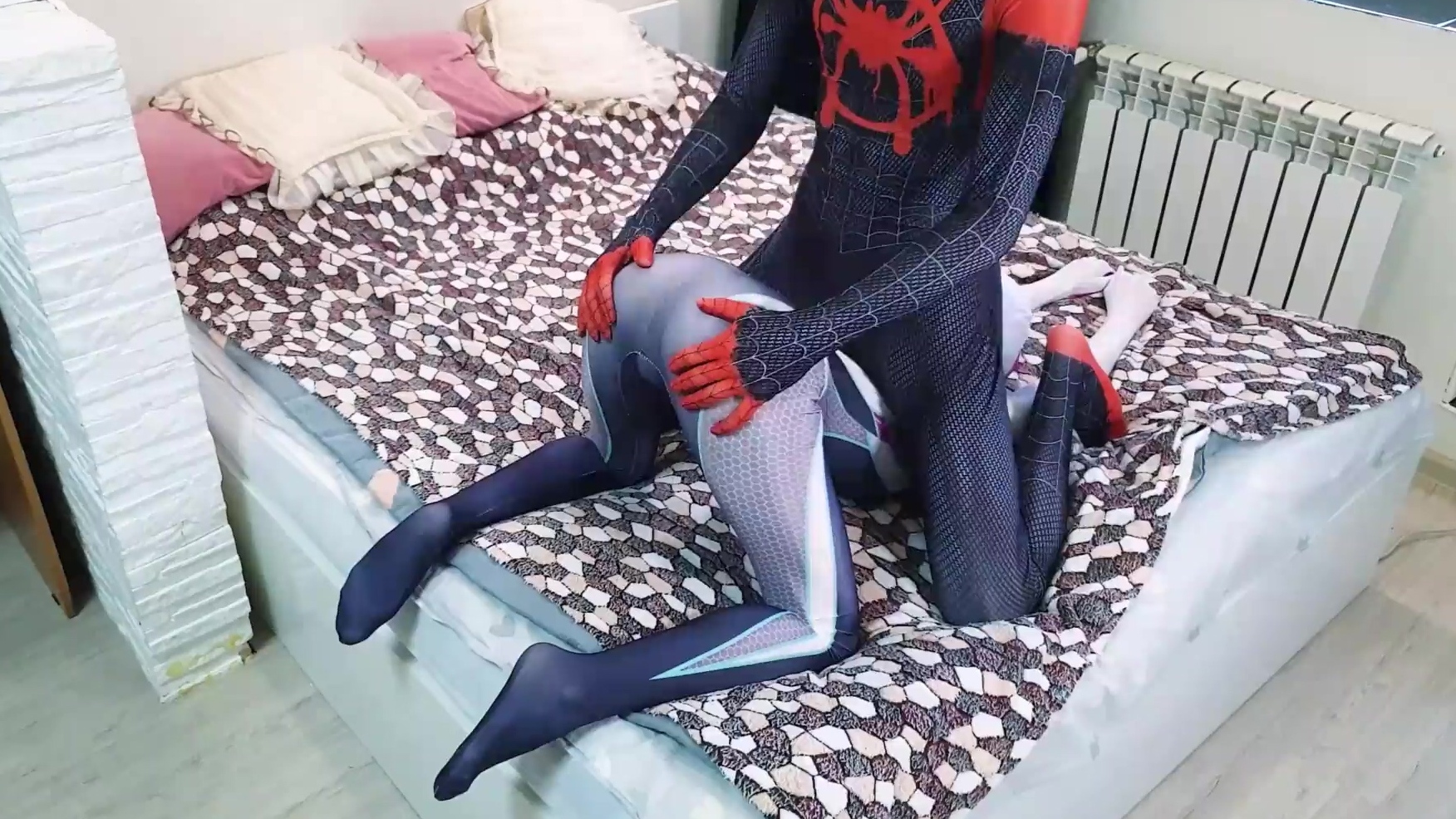 Gwen Stacy Xxx Porn - Peter Parker shoots his web at Gwen Stacy's mouth