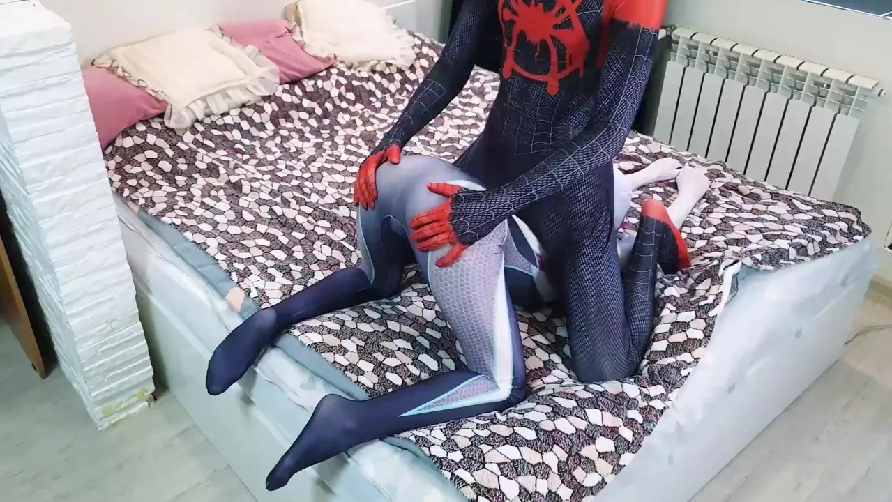 Peter Parker schießt sein Netz auf Gwen Stacys Mund Bild