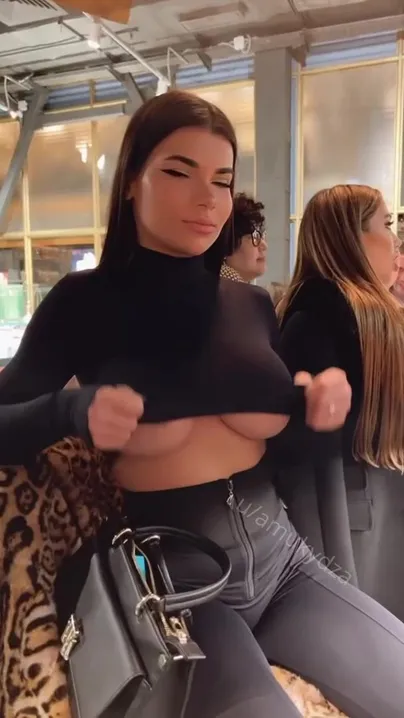 Me encanta hacerlo en público al azar OC • Titty Drop