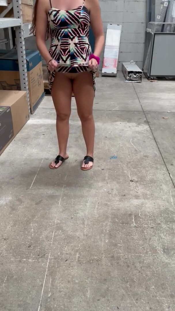 I love to shopping with no panties under my dress, I hope it's not