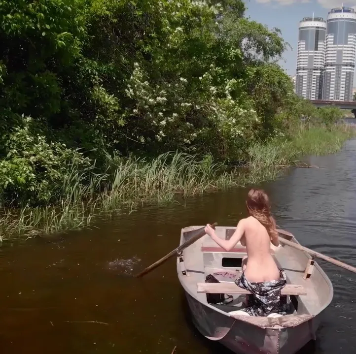 Mila Azul rudert ein Boot in einem öffentlichen Park