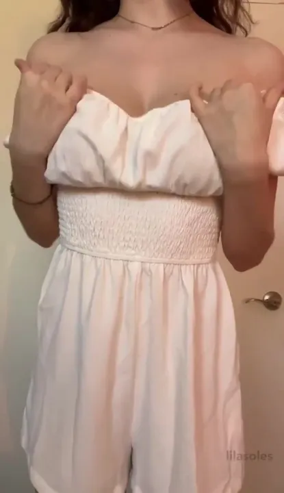 Eu estava experimentando este vestido para a formatura, mas acho que fica melhor