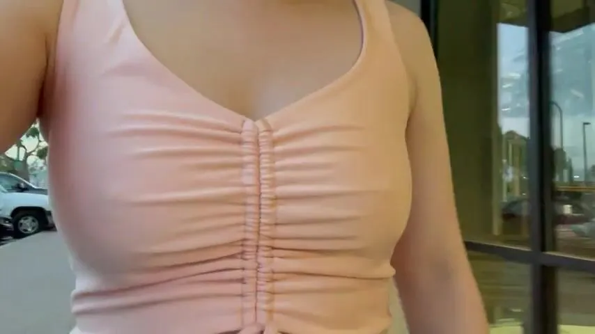 9 вещей, которые противопоказано носить девушкам с большой грудью
