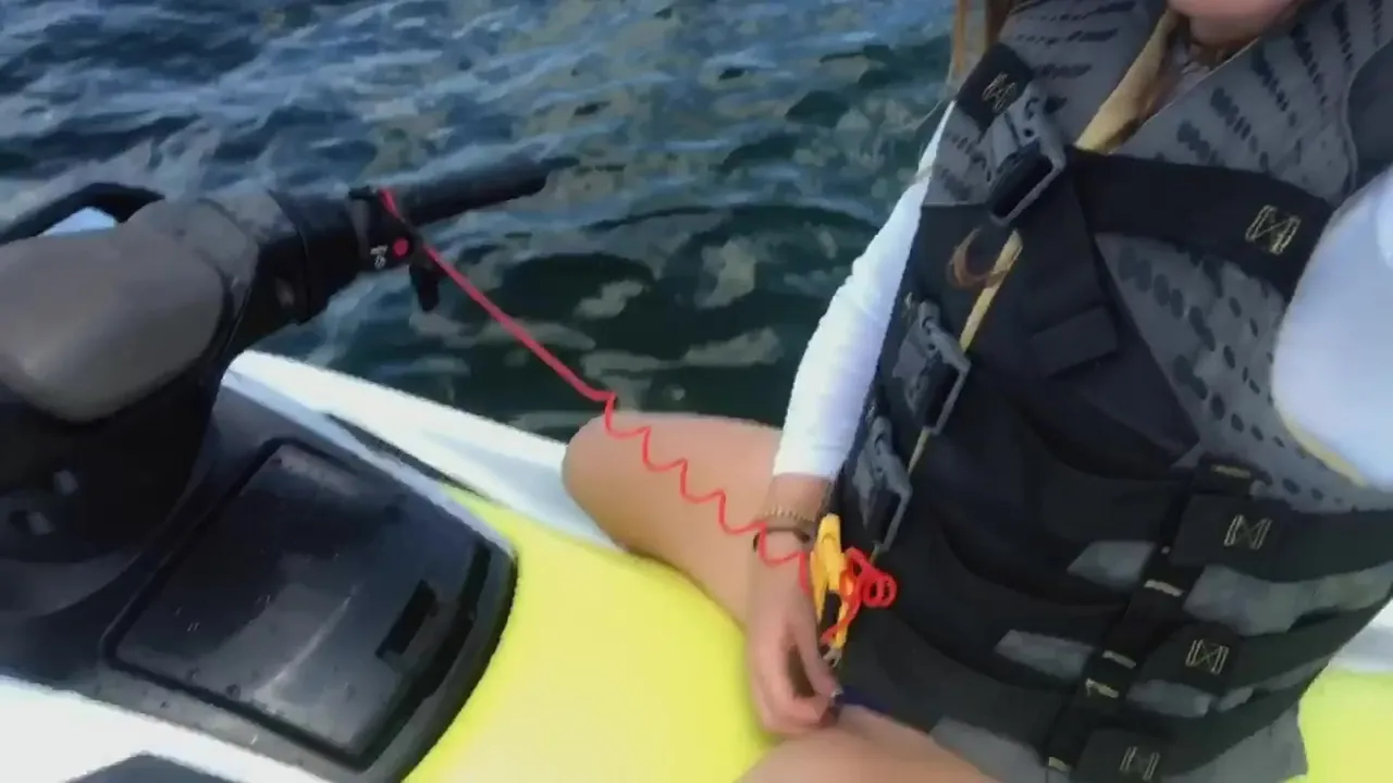 Acho que esse jet ski está quebrado...posso montar em você?