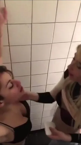Lesbianas siendo atrapadas en el club