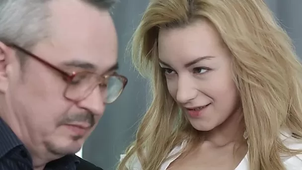 Un professeur d'école se laisse séduire par son élève blonde sexy pour de meilleures notes