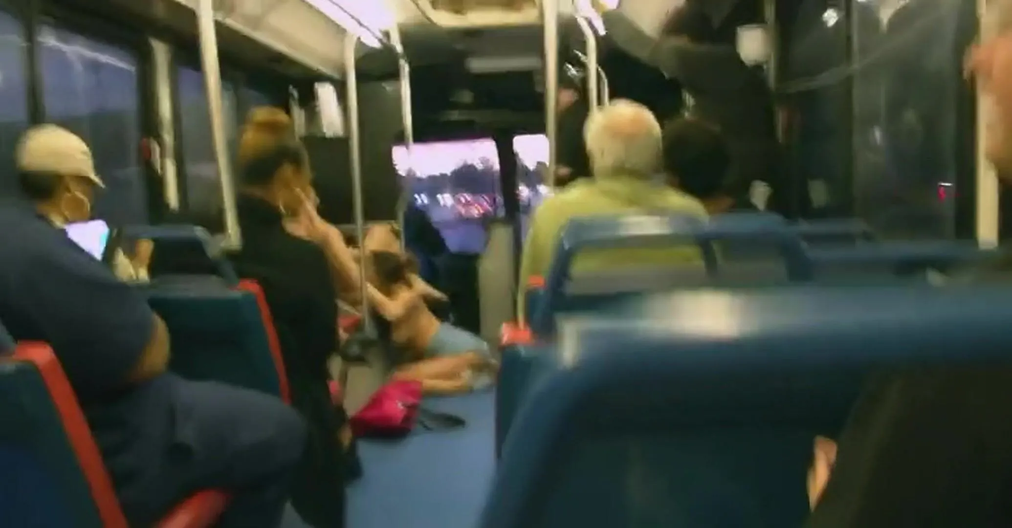 2 lesbiennes ont des relations sexuelles orales dans un bus et les enregistrent !