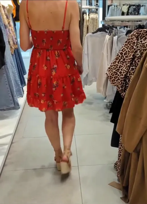 Exhibición rápida de culo mientras sale de compras