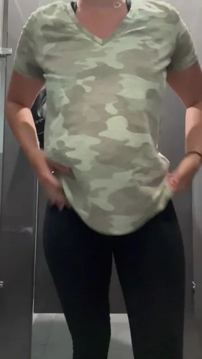 MILF mit großen Titten im Fitnessstudio