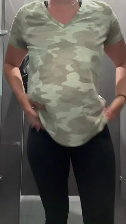 MILF con grandes tetas en el gimnasio