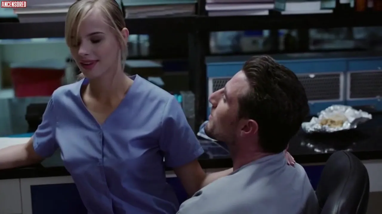 Jillian Janson como la enfermera Ashley en "Cynthia" 2018