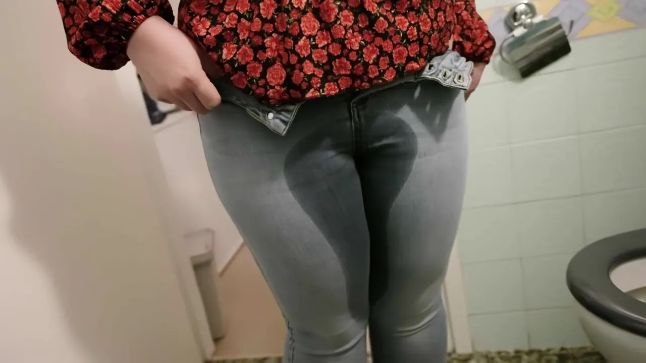 My first time peeing on camera, please be gentle