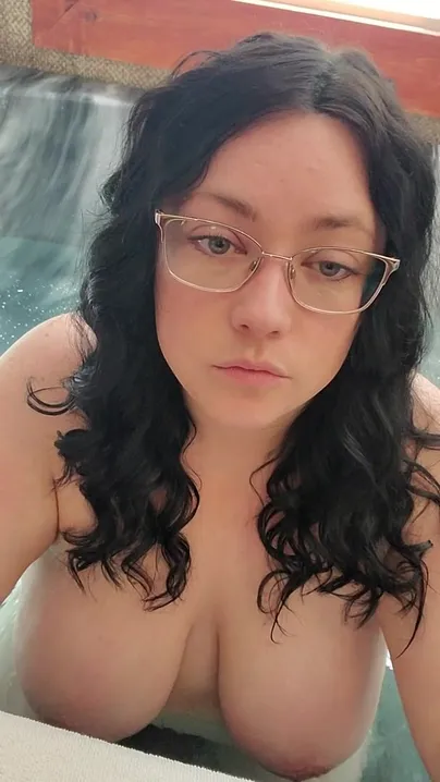Garota administradora fofa na banheira de hidromassagem, peitos grandes