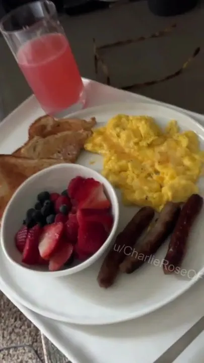 Oubliez le petit-déjeuner au lit. Le petit-déjeuner AND HEAD est là où il en est