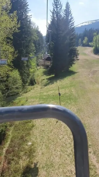 Es brauchte viel Geschick, keine Brüste zu zeigen, aber das Telefon auf dem Sessellift zu halten, damit es nicht herausfallen würde.