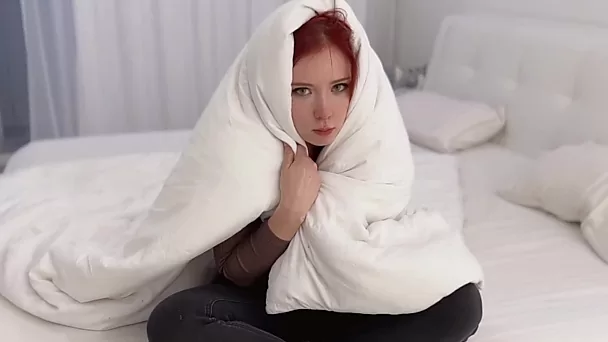 Gf rousse a froid, alors petit ami la réchauffe avec une bite