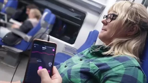 Orgasmo público en el tren de nerd gf (vibrador de control remoto)