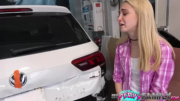 Schönes blondes Teen zahlt mit ihrem perfekten Körper für Autounfall