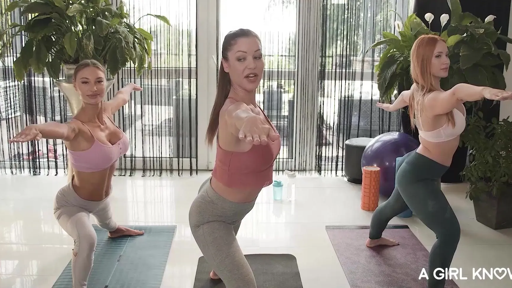 Автобустағы қыз сексуалды көрінеді