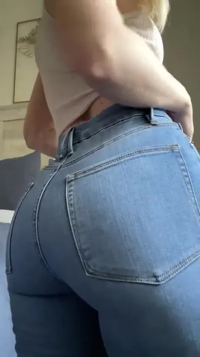 Можете представить, сколько задницы умещается в этих джинсах?